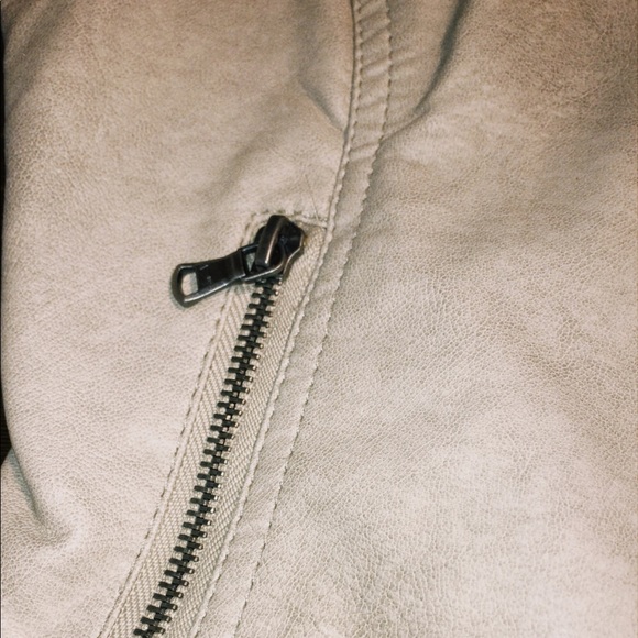 WOMENS SMALL LEATHER LEVIS JACKET - Picture 4 of 8